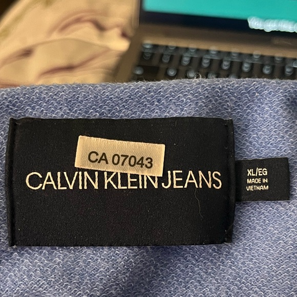 XL - Calvin Klein Cropped Hoodie - Picture 2 of 3